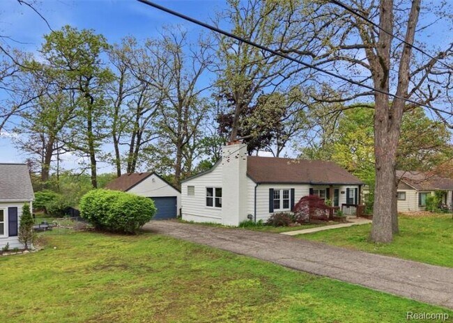 Building Photo - 2101 Knollwood St