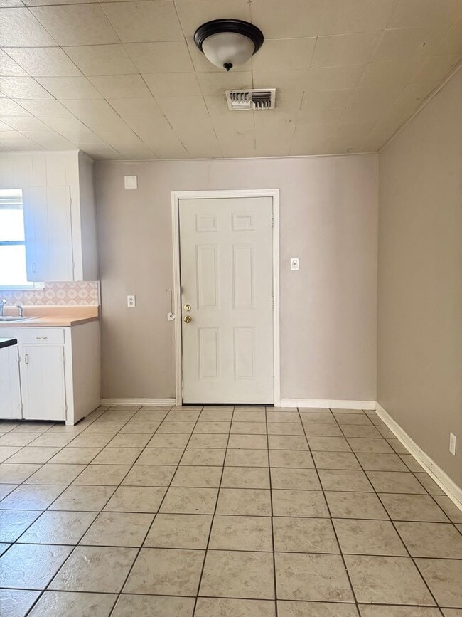 Building Photo - Coming Soon! Cozy 2-Bedroom Home w/ Fenced...