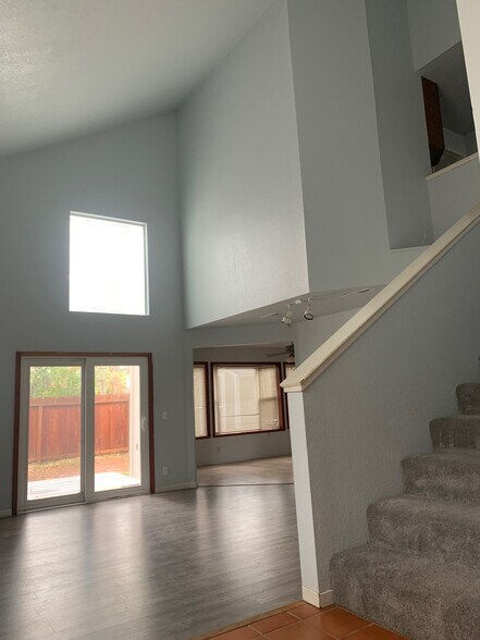 Vaulted Ceilings Diming Livingroom Lights , Great for Movie nights if you like sarround sound - 1638 Schooner Ct