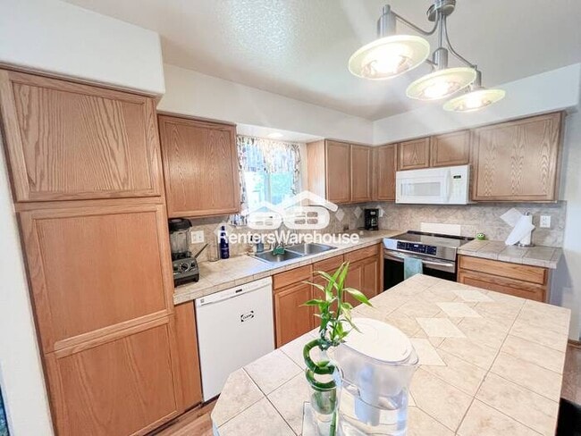 Building Photo - Available now! Stunning 4 Bed, 4 Bath Corner Lot in a Fantastic Area