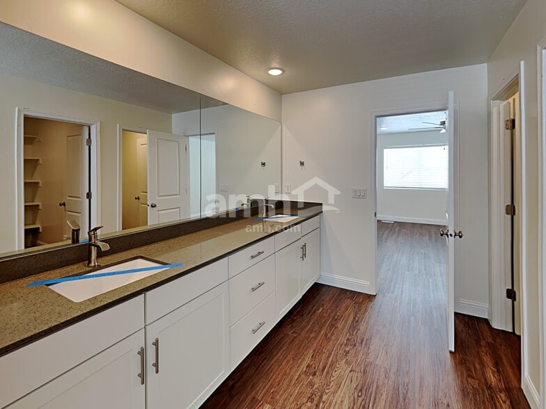 Building Photo - 322 N Gibbons Ln