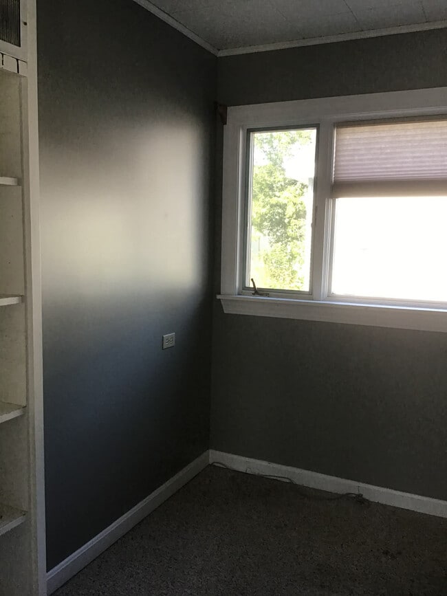 Building Photo - Spacious, Family Friendly, In-Town Home