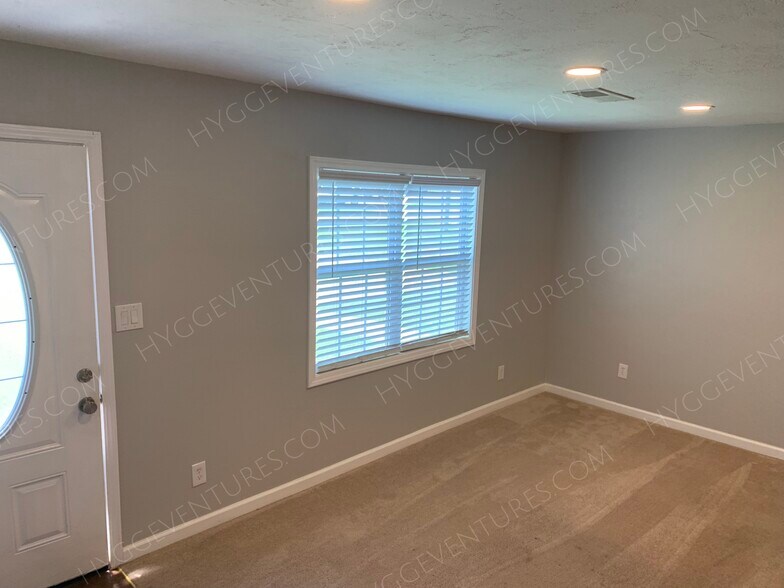 Building Photo - 123 Evergreen Trl