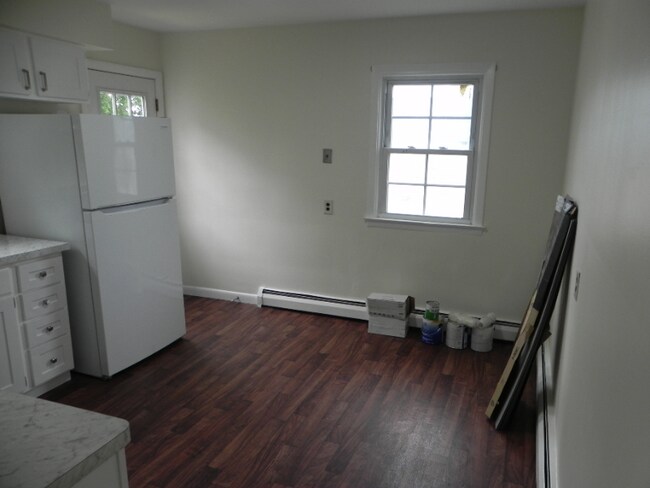 Building Photo - 8 1/2 Girard St