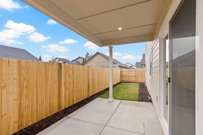 Building Photo - 4 bedroom home in desirable neighborhood