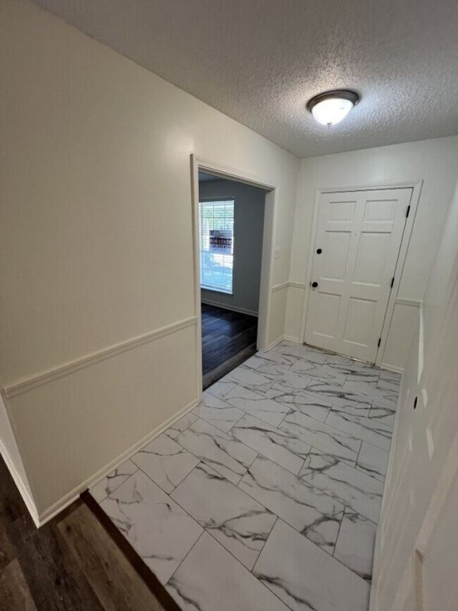 Building Photo - Newly renovated Single-Family Home in Shenandoah Estates Subdivision!