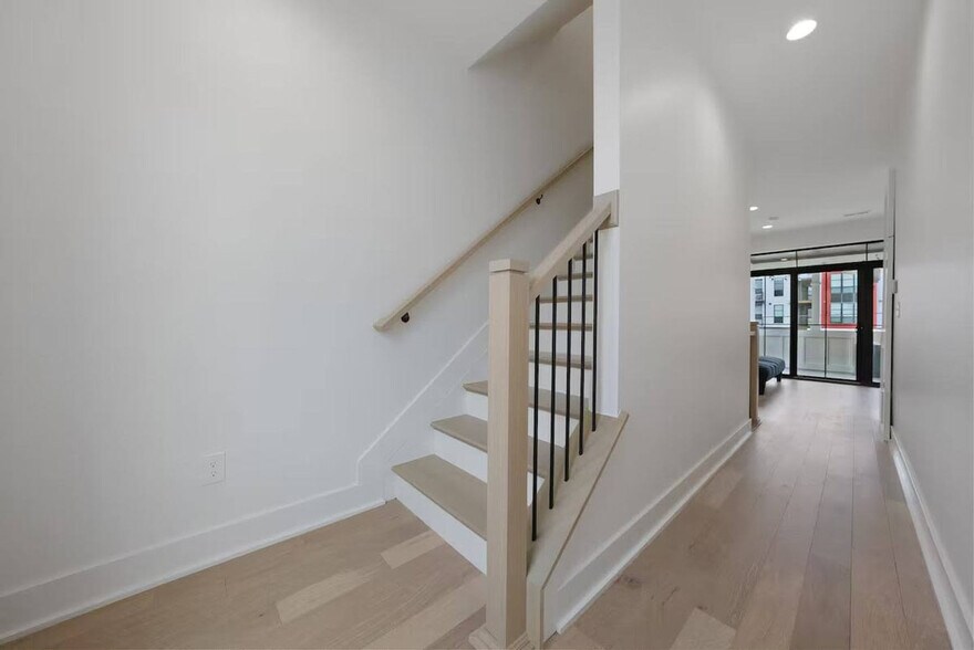 Building Photo - 994 N 6th St