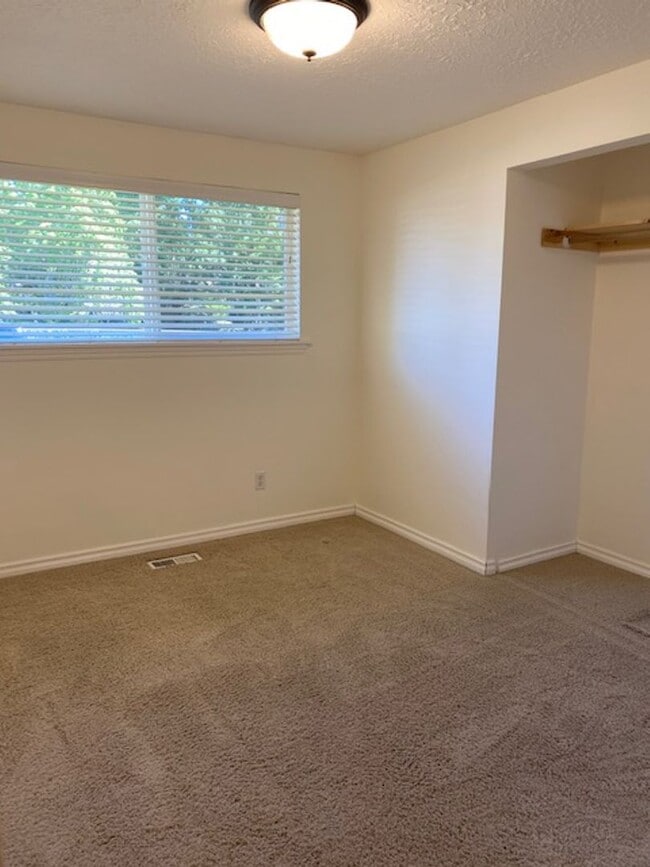 Building Photo - AVAILABLE FOR SHOWING ON 2/11