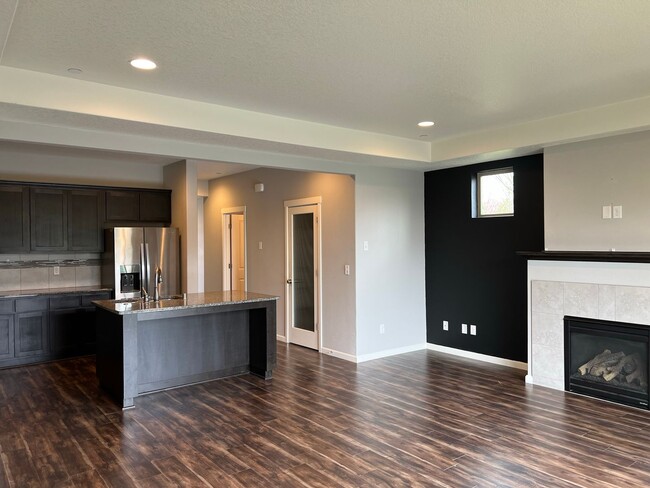 Building Photo - IM AVAILABLE NOW.. Wonderful Townhome High...