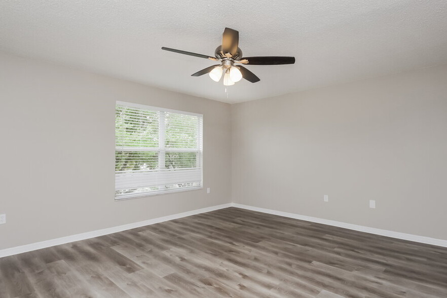 Building Photo - 553 Brentford Ct