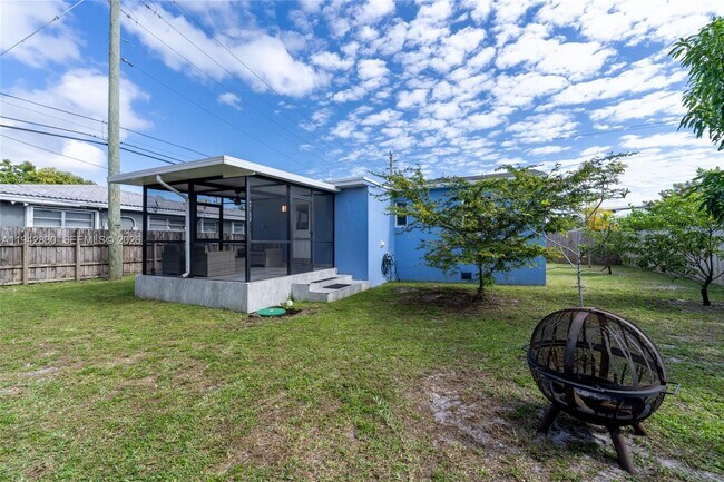 Building Photo - 320 S 28th Ave