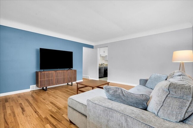 Building Photo - Charming Madison Heights Home with Garage and Fenced Yard