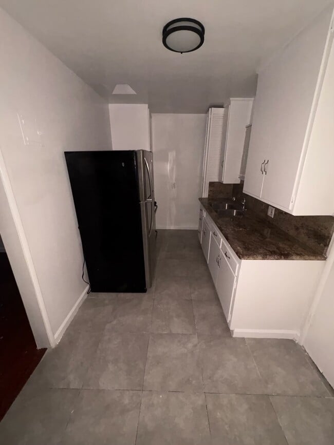 Primary Photo - 828 Cedar St