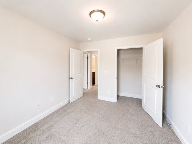 Building Photo - 2120 Lunsford Dr