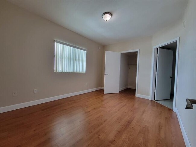 Building Photo - 15051 Royal Oaks Ln