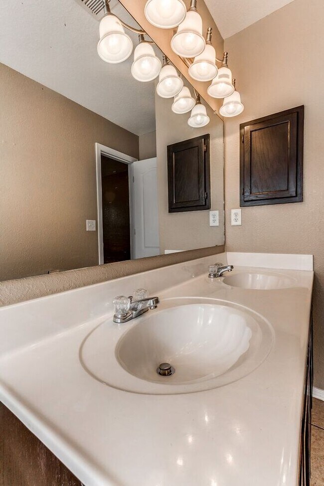 Building Photo - Refreshing 3 Bedroom Property with REFRIGERATED AIR 20 minute drive to Fort Bliss