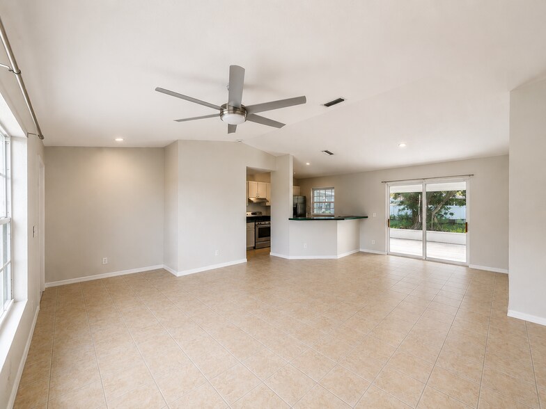 Building Photo - 5084 White Ave