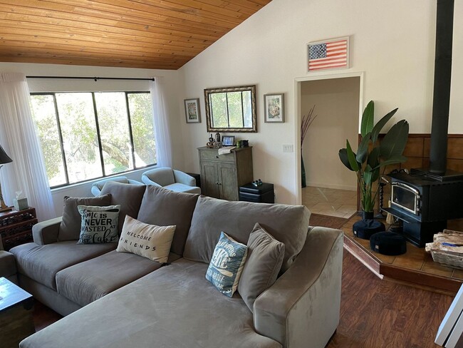 Building Photo - 3 bedroom, 2 bath remodeled home in Lake Wildwood, Penn Valley, CA 95946