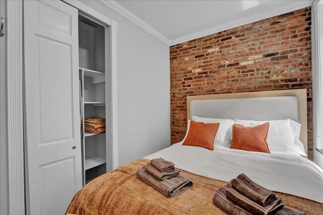 Building Photo - 340 E 18th St