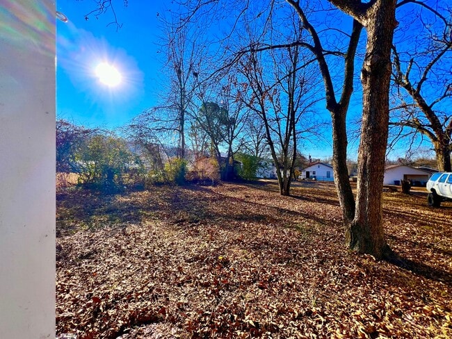 Building Photo - Adorable 2 Bedroom in the Heart of Rossville