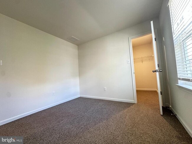 Building Photo - 377 Minck Ave