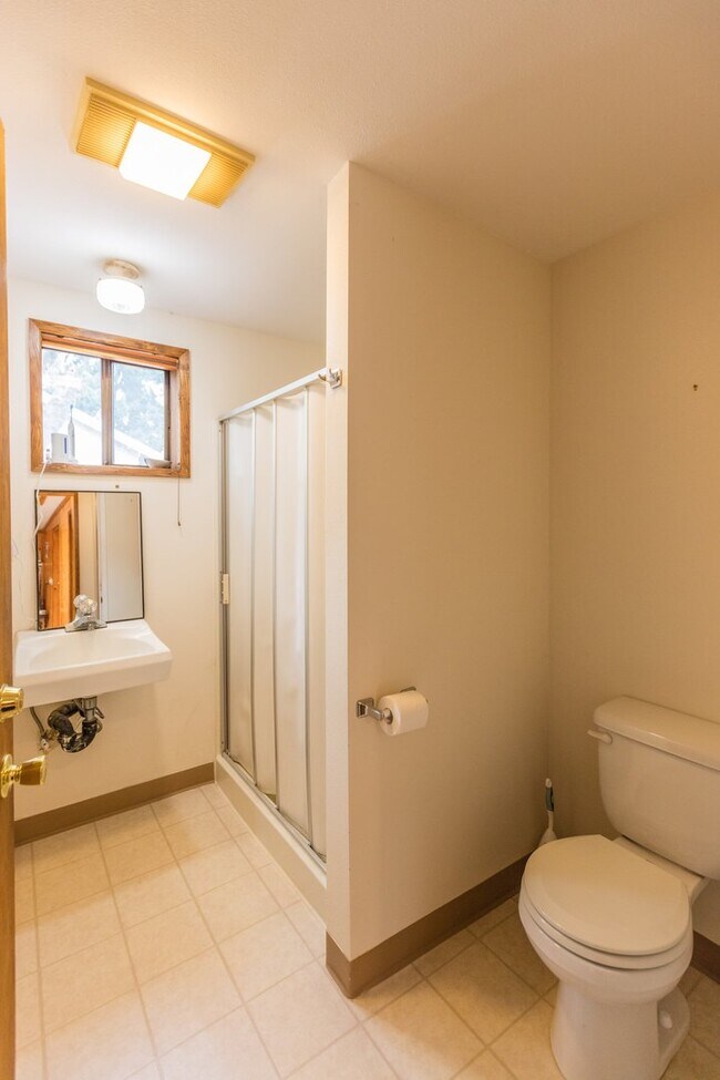 Building Photo - 3 bed/2 bath house in Oak Grove/Milwaukie- Available Now !