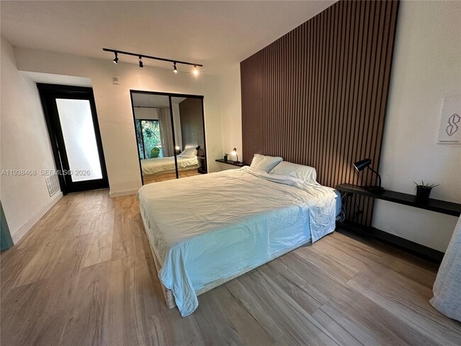 Building Photo - 1860 Venice Park Dr