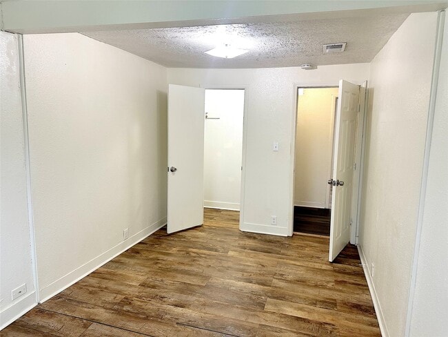 Building Photo - 1005 Avenue E 1/2