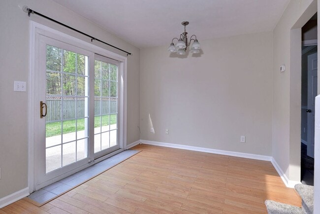 Building Photo - Spacious Duplex in Coventry