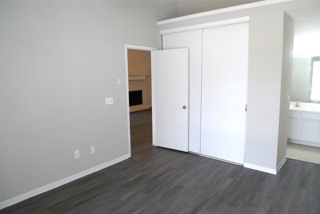 Building Photo - 5530 Santrey Dr