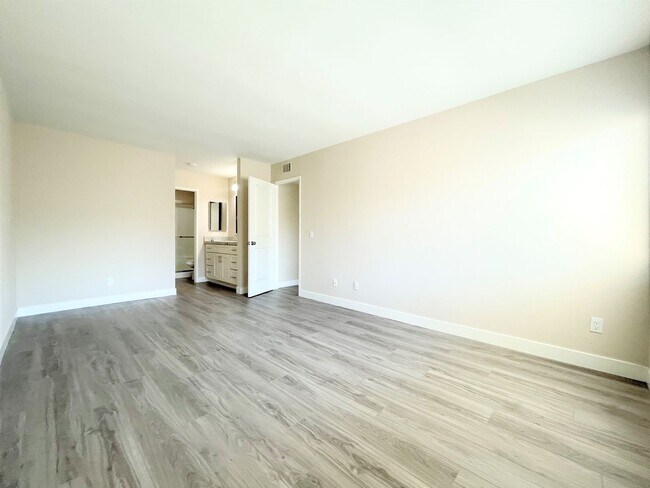 Building Photo - REMODELED Condo in Melrose Park!