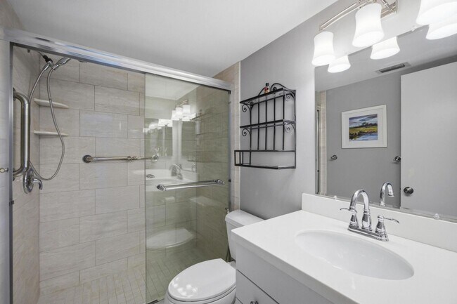 Building Photo - Waterfront Condo - 6 Month Lease - Furnished