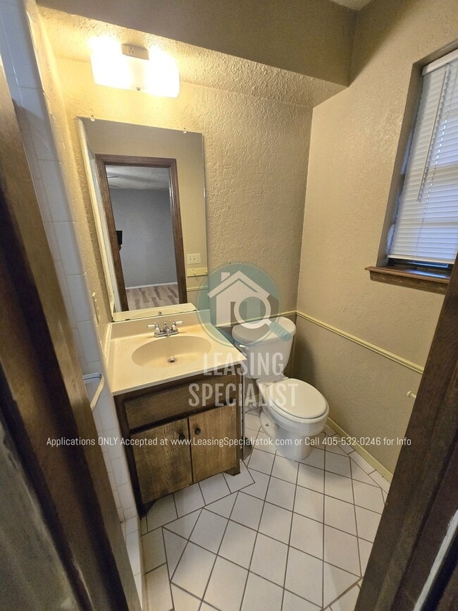 Building Photo - Charming Yukon 3 Bed 2 Bath Home