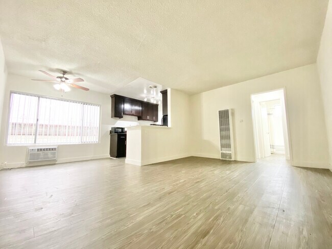 Primary Photo - 12811 Caswell Ave
