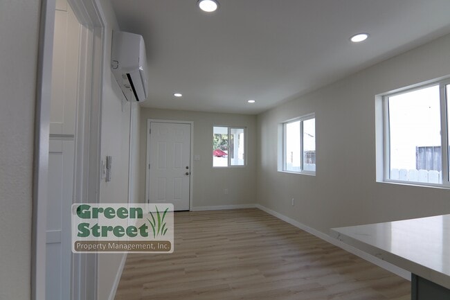 Building Photo - 3849 Menlo Ave