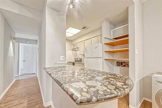 Building Photo - 9009 Richmond Ave.