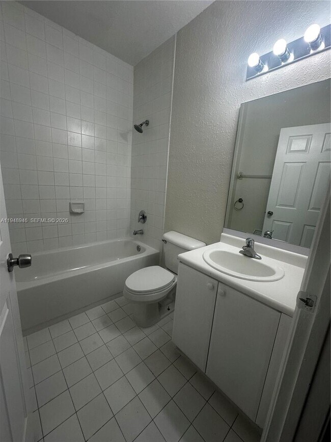 Building Photo - 2440 SE 14th Ave