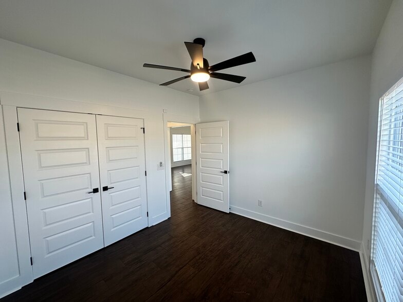 Building Photo - 210 Market St