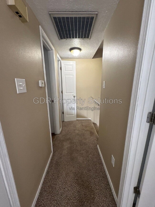 Building Photo - 8333 Comanche Rd NE