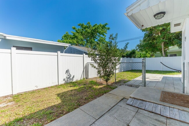 Building Photo - 214 NE 11th St