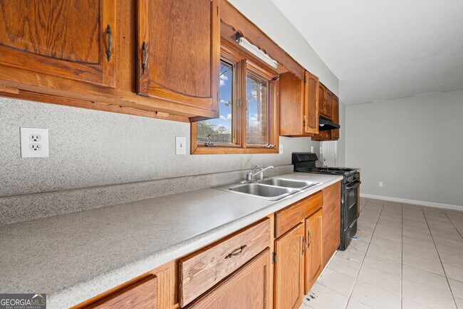 Building Photo - 2127 Golfview Dr SE