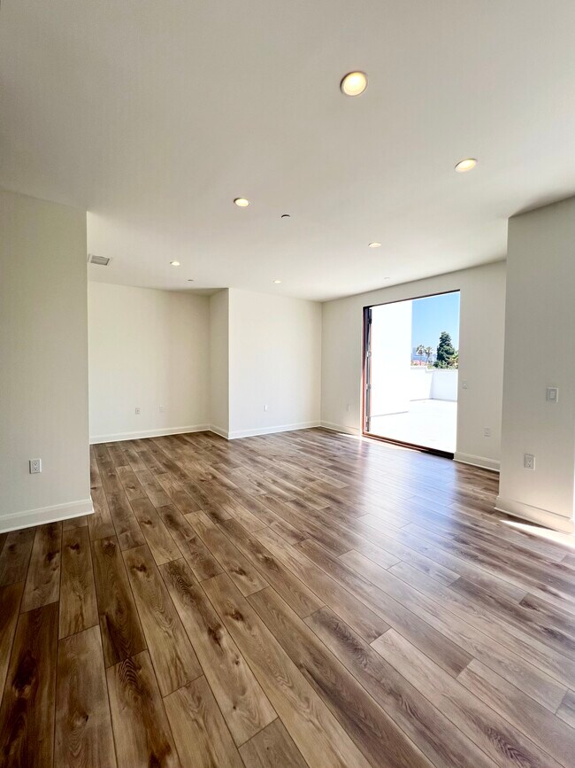 living - 859 S Lucerne Blvd