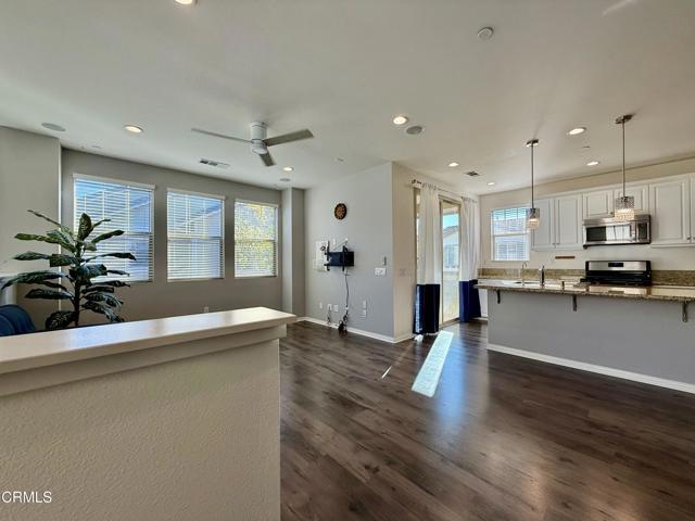 Building Photo - 3214 N Ventura Rd