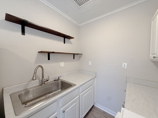 Building Photo - $850 Lofts In Kansas City!