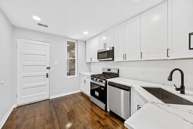 Building Photo - 915 W Newport Ave