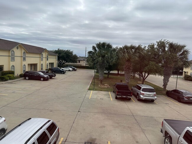 Building Photo - 1000 Ranchway Dr