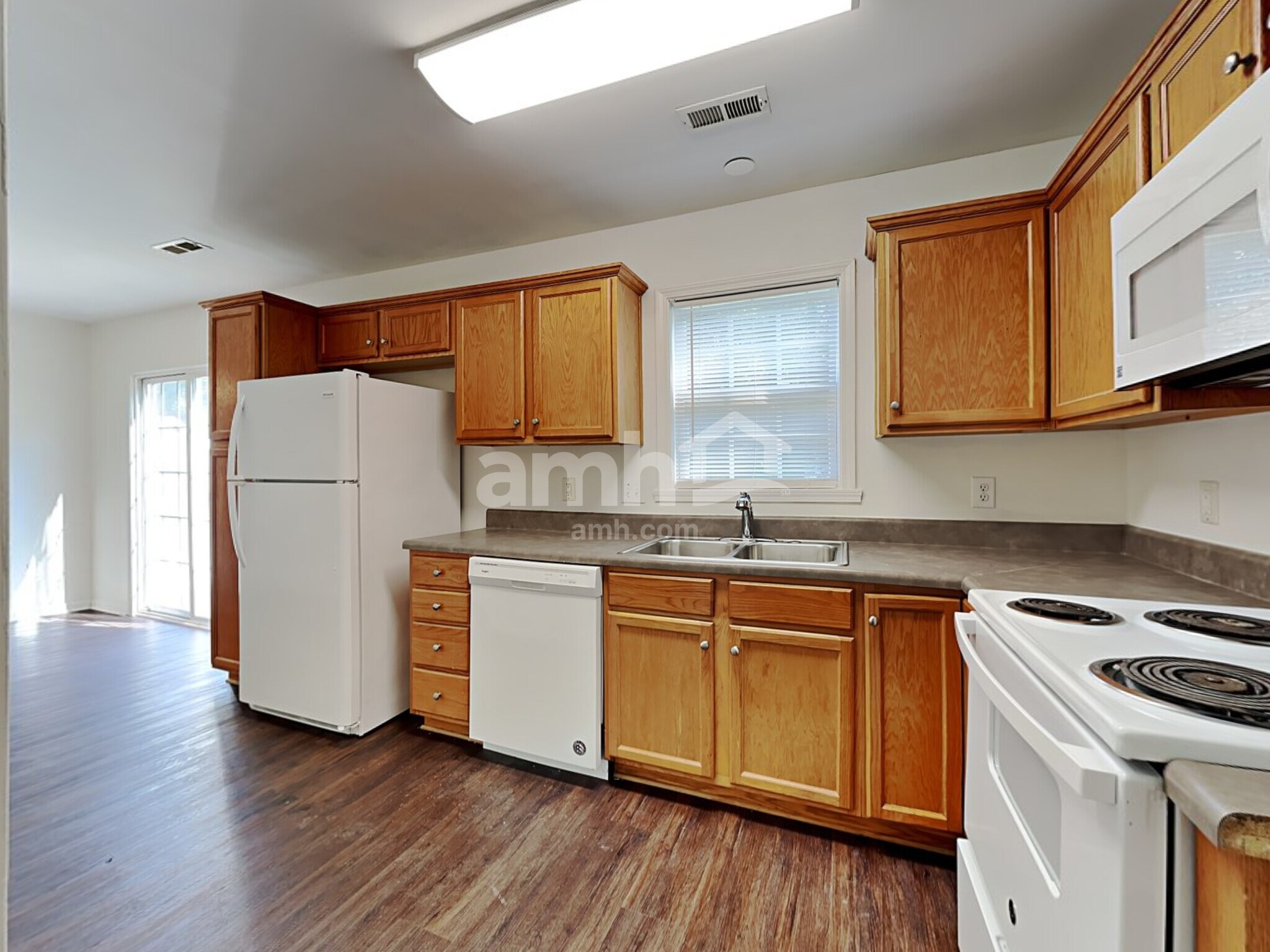 Building Photo - 606 3 Oaks Dr