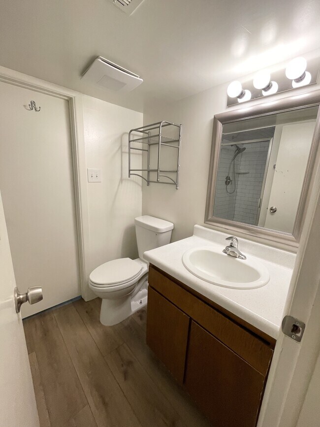 Building Photo - 852 E Three Fountains Dr