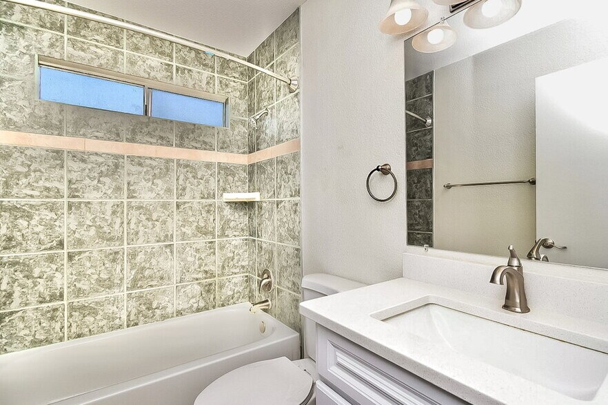 Building Photo - 1417 S Lynx Dr