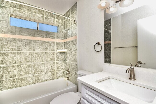 Building Photo - 1417 S Lynx Dr